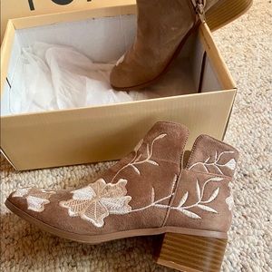 NWB 🥾Suede with embroidered flower pattern🌺